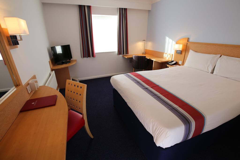 Ramada Wakefield Hotel Exterior foto