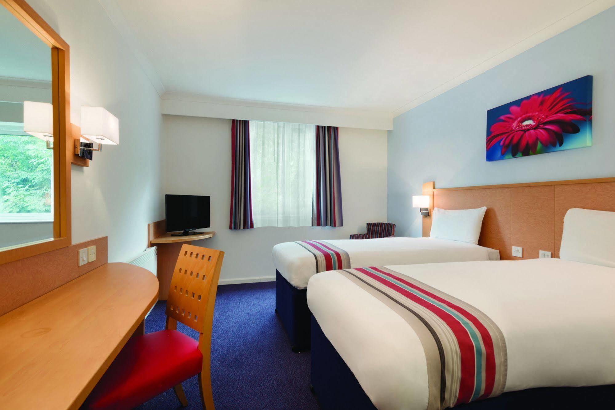 Ramada Wakefield Hotel Exterior foto